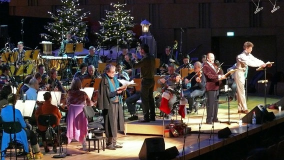 Szene aus der Generalprobe zum Orchesterhörspiel "A Christmas Carol", Weihnachtskonzerte der NDR Radiophilharmonie, am 20.12.2012 © NDR Foto: Wolf-Rüdiger Leister