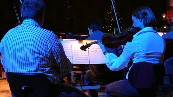 Szene aus der Generalprobe zum Orchesterhörspiel "A Christmas Carol", Weihnachtskonzerte der NDR Radiophilharmonie, am 20.12.2012 © NDR Foto: Wolf-Rüdiger Leister