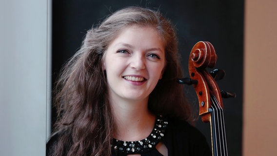 Akademistin Friederike Seeßelberg mit ihrem Cello © NDR / Micha Neugebauer Foto: Micha Neugebauer