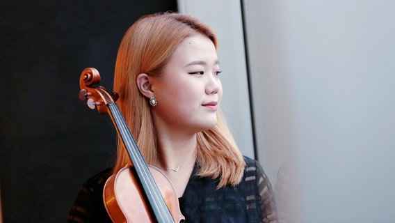 Akademistin Hyojeong Kim mit ihrer Geige © NDR / Micha Neugebauer Foto: Micha Neugebauer
