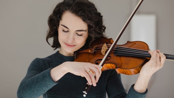 Alinan Pogostkina spielt mit geschlossenen Augen Geige © NDR Foto: Patricia Haas