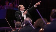 Andrew Manze dirigiert die NDR Radiophilharmonie © NDR Foto: Michael Plümer