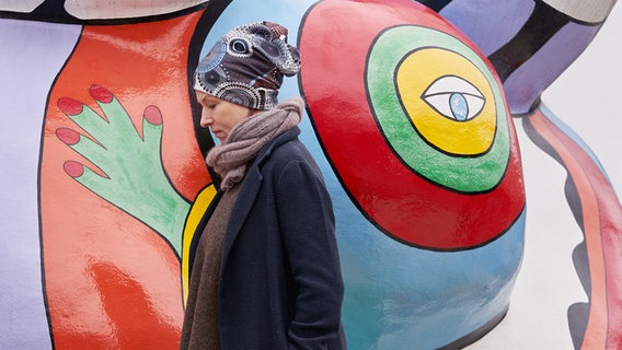 An den Nanas von Niki de Saint Phalle in Hannover: Corinna Harfouch in "Peer Gynt - Solveigs Lied" © NDR Foto: Micha Neugebauer