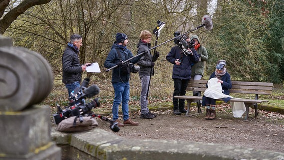 Filmdreh im Hannoverschen Stadtfriedhof für die KonzertPlus-Produktion "Solveigs Lied" der NDR Radiophilharmonie: Filcrew umringt Schauspielerin Corinna Harfouch © NDR Foto: Micha Neugebauer