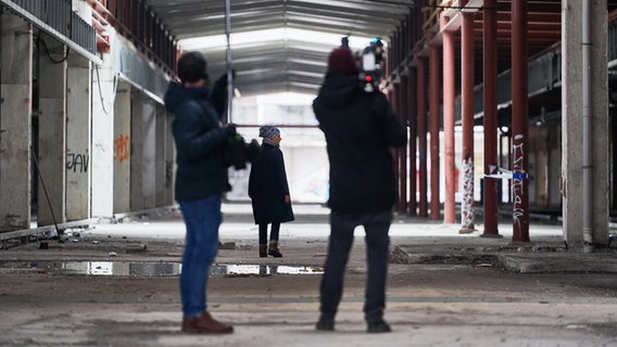 Filmdreh im Hannoverschen Ihmezentrum für die KonzertPlus-Produktion "Solveigs Lied" der NDR Radiophilharmonie: Filcrew folgt Schauspielerin Corinna Harfouch durch die Gänge der Ruine © NDR Foto: Micha Neugebauer