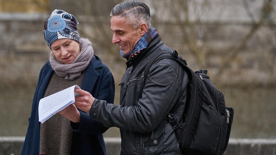 Filmdreh für die KonzertPlus-Produktion "Solveigs Lied" der NDR Radiophilharmonie: Regisseur Alexander Radulescu und Schauspielerin Corinna Harfouch mit Textbuch am Set © NDR Foto: Micha Neugebauer