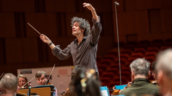 Dirigent Eivind Gullberg Jensen in der Probe mit der NDR Radiophilharmonie © NDR Foto: Micha Neugebauer