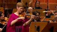 Isabelle Faust spielt Geige während des Konzerts mit der NDR Radiophilharmonie im Großen Sendesaal des NDR in Hannover. © NDR Foto: Screenshot