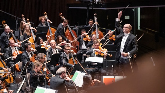 Andrew Manze dirigiert Holst, Händel, Vaughan Williams in der Saisoneröffnung der NDR Radiophilharmonie 2022/23. © NDR Foto: Micha Neugebauer