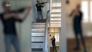 Bratschist Stefan Neuhäuser und Trompeter Stefan Schultz stehen untereinander im selben Treppenhaus. © NDR Radiophilharmonie 