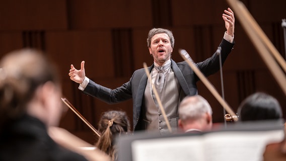 Der designierte Chefdirigent der NDR Radiophilharmonie, Stanislav Kochanovsky, dirigiert Sergej Rachmaninows "Sinfonische Tänze". © NDR/Micha Neugebauer Foto: Micha Neugebauer