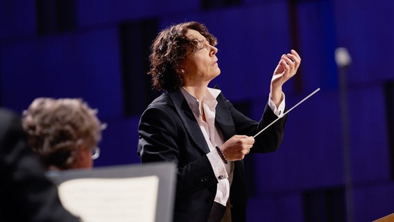 Dirigentin Nathalie Stutzmann © NDR Foto: Micha Neugebauer