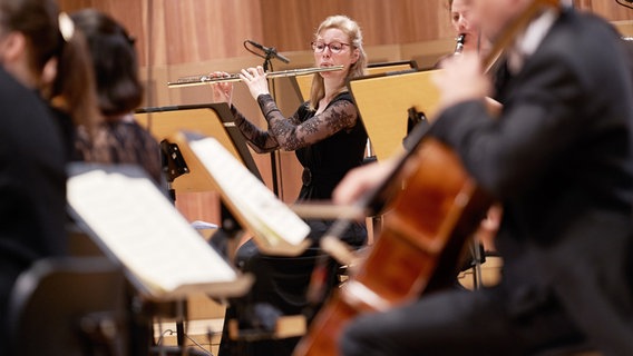 Leonie Bumüller, Flötistin der NDR Radiophilharmonie © NDR Foto: Micha Neugebauer