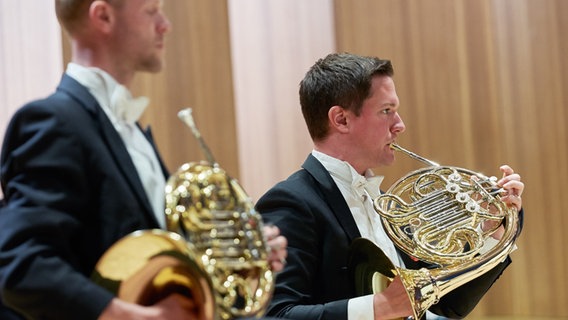 Ivo Dudler, Hornist der NDR Radiophilharmonie © NDR Foto: Micha Neugebauer