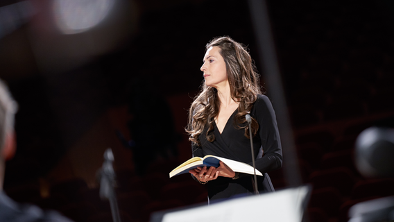 Sopranistin Susanne Bernhard bei der Aufnahme von Bachs "Matthäus-Passion" mit der NDR Radiophilharmonie © NDR Foto: Micha Neugebauer