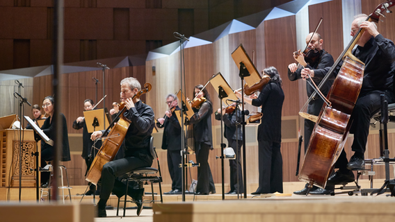 Die NDR Radiophilharmonie bei der Aufnahme von Bachs "Großer Passion" für das KonzertPlus "Matthäus-Passion 2021 - Menschen im Corona-Jahr" © NDR Foto: Micha Neugebauer