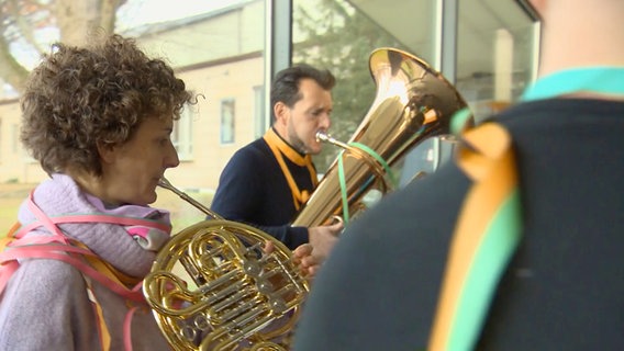 Musiker*innen der NDR Radiophilharmonie spielen ein Geburtstagsständchen für die Sesamstraße zum 50. © NDR 