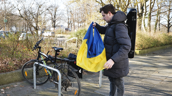 Orest Kudlovskyi, Geiger der Joseph Joachim Akademie, mit ukrainischer Flagge © NDR 