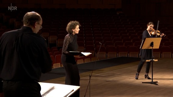 Dirigent Andrew Manze, Altistin Sarah Romberger, Violinistin Friederike Starkloff (v.l.n.r.) © NDR 