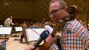 Wie geht Probe: Christian Edelmann, Cellist der NDR Radiophilharmonie, im Interview zum Thema Orchesterprobe © NDR Foto: Screenshot