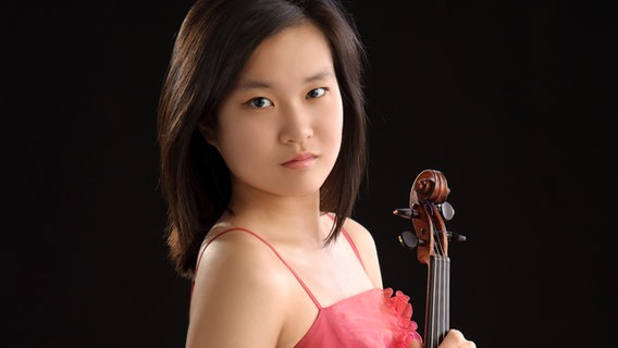 Die Geigerin Ayana Tsuji © Internationaler Joseph Joachim Violinwettbewerb 