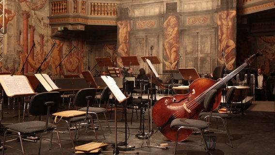 Bereit für die Barockkonzerte: Instrumente auf der Bühne © NDR Foto: Michael Plümer