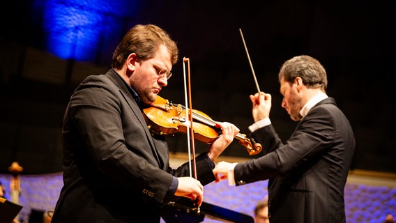 Die NDR Radiophilharmonie mit Stanislav Kochanovsky und Valeriy Sokolov beim Bartók-Festival in der Elbphilharmonie Hamburg © NDR Foto: Andy Spyra
