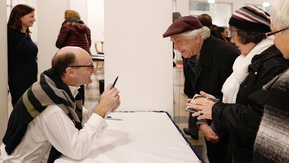 Andrew Manze (links) im Gespräch mit Konzertbesuchern © NDR 