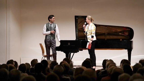 Martin Stadtfeld und Friederike Westerhaus stehen auf der Bühne © NDR 