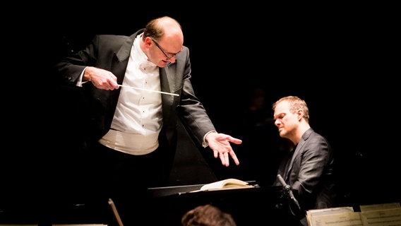 Dirigent Andrew Manze und Pianist Lars Vogt © NDR 