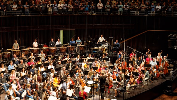 Mehrere Orchester und Chöre proben im Kuppelsaal Hannover © NDR / Amrei Flechsig Foto: Amrei Flechsig