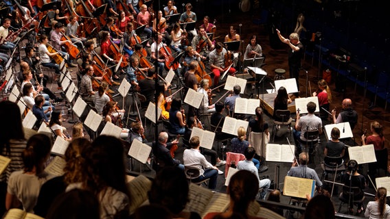 Mehrere Orchester und Chöre proben im Kuppelsaal Hannover © NDR / Amrei Flechsig Foto: Amrei Flechsig