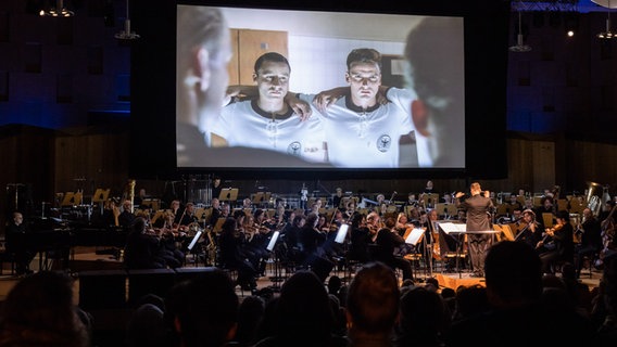 "Das Wunder von Bern" im Freistil-Konzert der NDR Radiophilharmonie live to Projection © NDR Foto: Helge Krückeberg