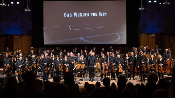 "Das Wunder von Bern" im Freistil-Konzert der NDR Radiophilharmonie live to Projection © NDR Foto: Helge Krückeberg