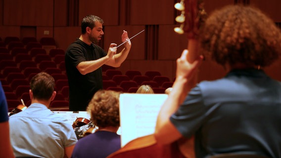 Dirigent Jader Bignamini und die NDR Radiophilharmonie © NDR / Amrei Flechsig Foto: Amrei Flechsig