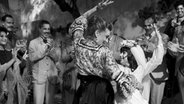 Tanzende Festgesellschaft - Szene aus dem Film "Blancanieves". © Arcadia Motion Pictures 
