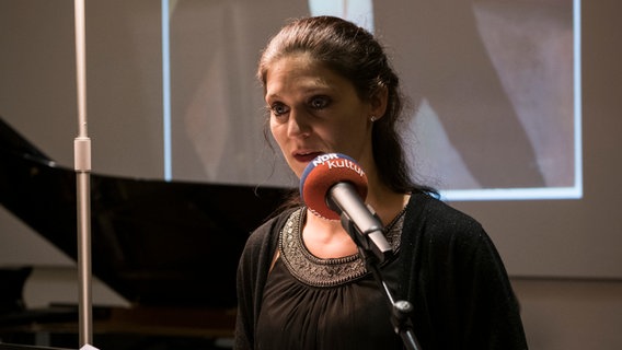 Eindrücke von der Blauen Stunde "Zwischen-Zeit" im Sprengel Museum © NDR Foto: Volker Crone