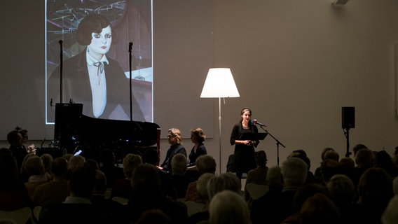 Eindrücke von der Blauen Stunde "Zwischen-Zeit" im Sprengel Museum © NDR Foto: Volker Crone