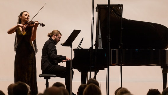 Brahms-Festival: Die Carte blanche im Leibnizsaal mit Denis Kozhukhin und Alexandra Conunova am 14. März 2023 © NDR Foto: Helge Krückeberg