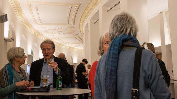 Brahms-Festival: Publikum in der Pause beim Konzertabend mit Denis Kozhukhin am 14. März 2023 © NDR Foto: Helge Krückeberg