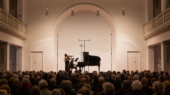 Brahms-Festival: Die Carte blanche im Leibnizsaal mit Denis Kozhukhin und Alexandra Conunova am 14. März 2023 © NDR Foto: Helge Krückeberg
