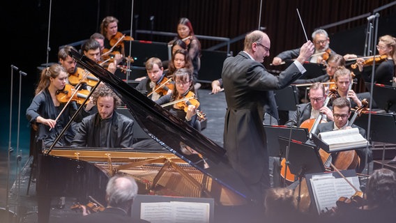 Brahms-Festival: Das Konzert der NDR Radiophilharmonie mit Pianist Martin Helmchen am 18. März 2023 © NDR Foto: Micha Neugebauer