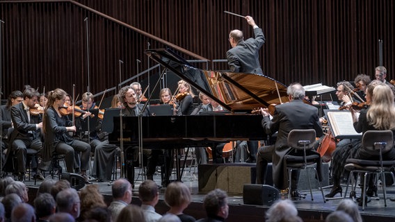 Brahms-Festival: Das Konzert der NDR Radiophilharmonie mit Pianist Martin Helmchen am 18. März 2023 © NDR Foto: Micha Neugebauer