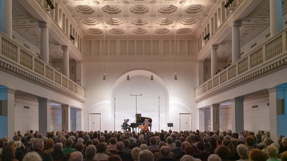 Brahms-Festival: Das Konzert der NDR Radiophilharmonie mit Pianist Martin Helmchen am 18. März 2023 © NDR Foto: Micha Neugebauer