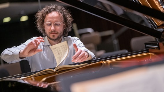 Brahms-Festival: Das Konzert der NDR Radiophilharmonie mit Pianist Martin Helmchen am 18. März 2023 © NDR Foto: Micha Neugebauer