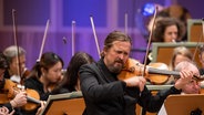 Christian Tetzlaff spielt die Geige © NDR Foto: Helge Krückeberg