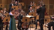 NDR Radiophilharmonie spielt mit Alexandra Conunova an der Geige © NDR 