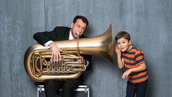Musiker der NDR Radiophilharmonie mit Tuba und Kind © NDR Foto: Micha Neugebauer