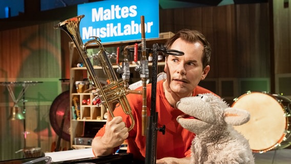 Malte Arkona und Wolle das Schaf mit einem außergewöhnlichen Instrument © NDR Foto: Helge Krückeberg