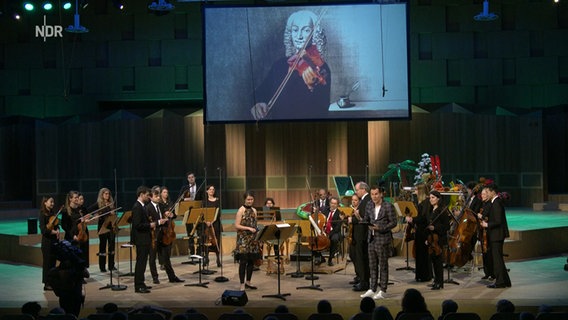 Malte Arkona und die Orchester-Detektive im Video-Livestream © NDR 